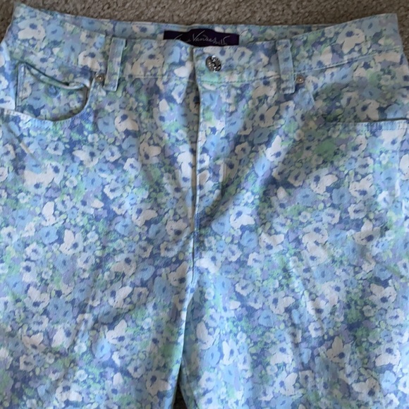 Floral print denim capris. Size 12P - Picture 3 of 6